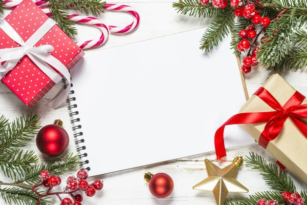 Різдвяний фон з ялинкою, подарункова коробка та прикраси — стокове фото