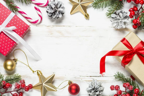 Fondo de Navidad con abeto, caja de regalo y decoraciones — Foto de Stock