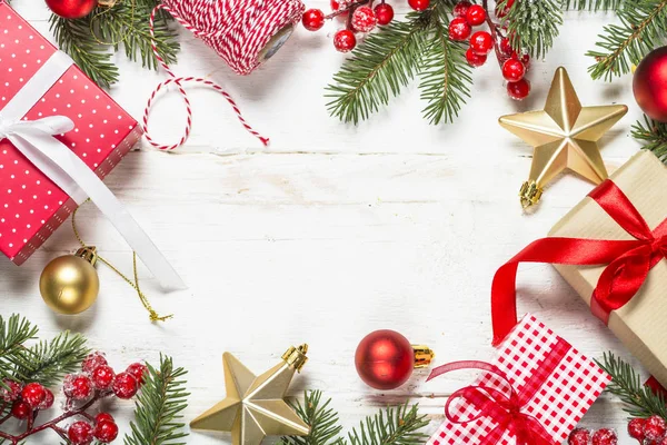 Fondo de Navidad con abeto, caja de regalo y decoraciones — Foto de Stock