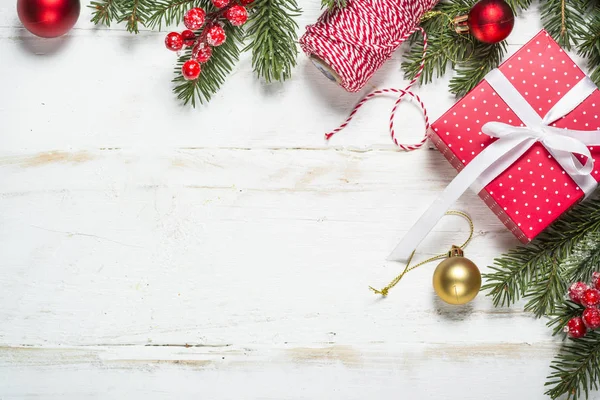 Рождественский фон с елкой, коробка подарков и украшения — стоковое фото