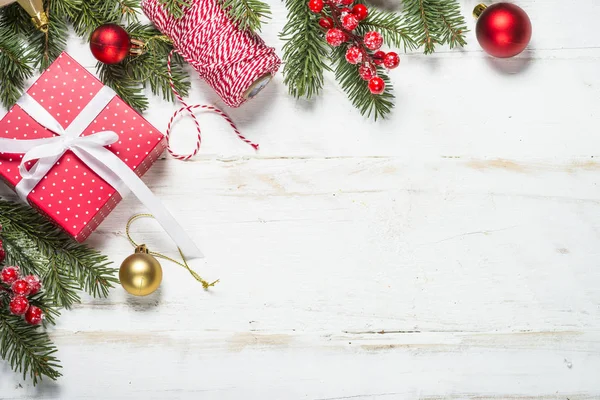 モミの木 プレゼント ボックス 白い木製の背景の装飾クリスマスの背景 コピー スペース平面図 — ストック写真