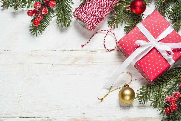 Рождественский фон с елкой, коробка подарков и украшения 