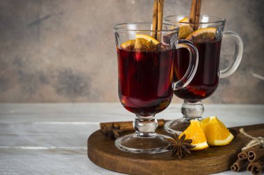 Meyve ve baharat ile cam kupa mulled şarap.