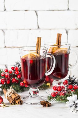 Cam kupa ile meyve ve baharat beyaz üzerinde mulled şarap.