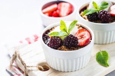 Berry mix, granola ve dondurma pasta parçalamak.