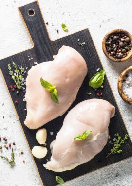 Taze tavuk fileto üstten görünüm.