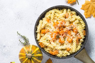 Kabak pasta kekik, krema sos ve parmesan ile.