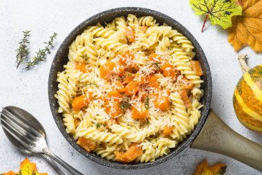 Kabak pasta kekik, krema sos ve parmesan ile.