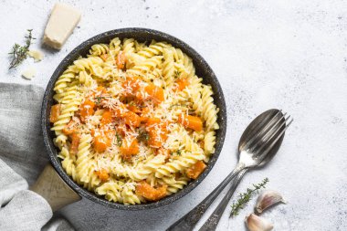 Kabak pasta kekik, krema sos ve parmesan ile.
