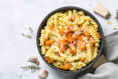 Kabak pasta kekik, krema sos ve parmesan ile.