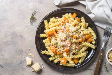 Kabak pasta kekik, krema sos ve parmesan ile.