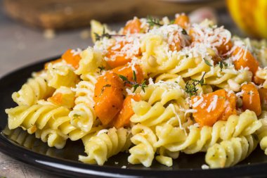 Kabak pasta kekik, krema sos ve parmesan ile.