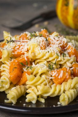 Kabak pasta kekik, krema sos ve parmesan ile.