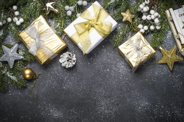 Fondo de Navidad con decoraciones de oro y plata en negro . —  Fotos de Stock