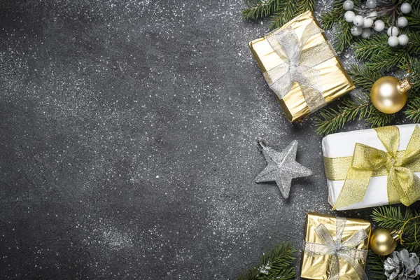 黒に金と銀の装飾クリスマスの背景. — ストック写真