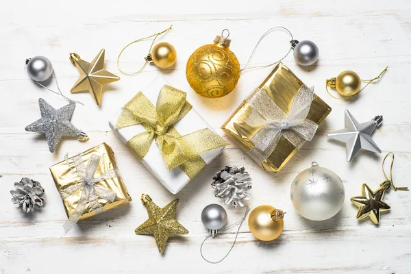 Scatola regalo Natale oro e argento e decorazioni su bianco . — Foto Stock