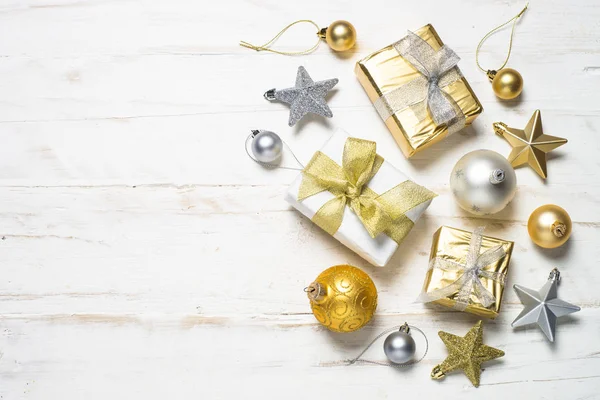 クリスマス プレゼント ボックスと白の装飾の金と銀. — ストック写真