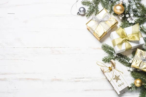 Weihnachten Hintergrund mit Gold- und Silberdekorationen auf weißem Grund. — Stockfoto