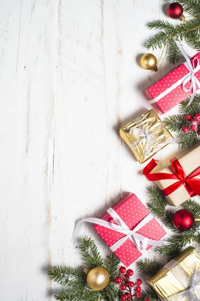 Rot-goldene Geschenkschachtel und Dekorationen auf weißem Holzboden — Stockfoto