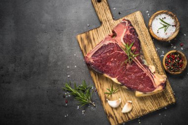 T-Bone Biftek Biftek baharatlar ile siyah. 