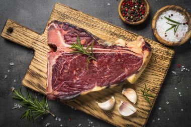 T-Bone Biftek Biftek baharatlar ile siyah. 