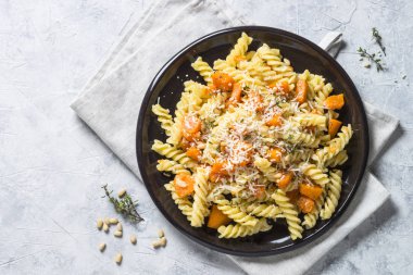 Kabak pasta kekik, krema sos ve parmesan ile.