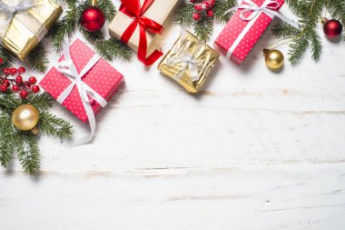 Kırmızı ve altın kutusu ve süslemeleri üzerinde beyaz ahşap backgro mevcut