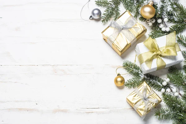 Noel arka plan üzerinde beyaz altın ve gümüş süslemeleri ile. — Stok fotoğraf