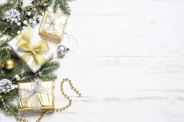 Karácsonyi háttér, fehér arany és ezüst díszítéssel. — Stock Fotó
