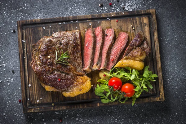 Grillezett marhahús steak ribeye fa vágódeszka. — Stock Fotó