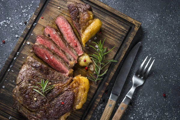 Bistecca di manzo alla griglia ribeye sul tagliere di legno . — Foto Stock