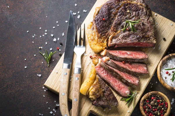 Grillezett marhahús steak ribeye fa vágódeszka. — Stock Fotó