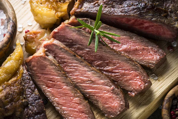 Grilovaný hovězí ribeye steak na dřevěném prkénku. — Stock fotografie