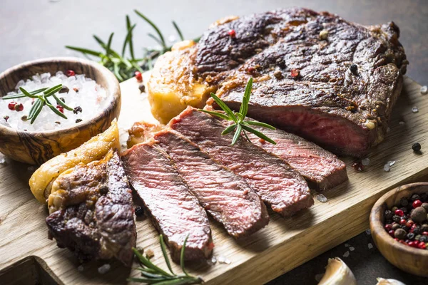 Bife grelhado ribeye em tábua de corte de madeira . — Fotografia de Stock