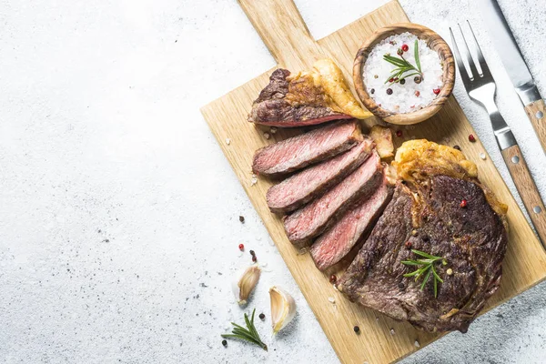 Bife grelhado ribeye em branco . — Fotografia de Stock