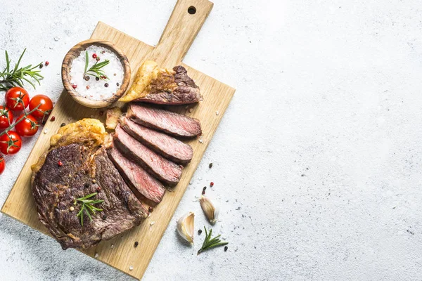 Grillezett marhahús steak ribeye fehér. — Stock Fotó