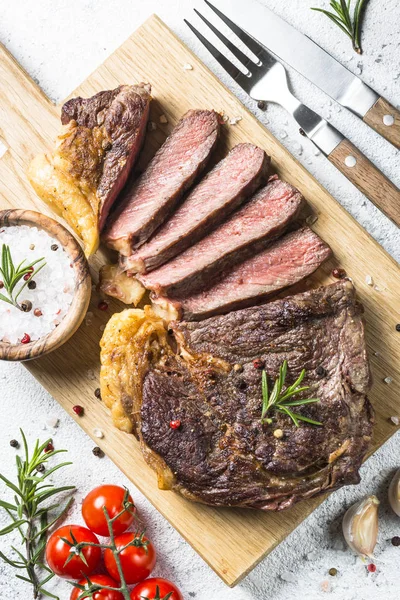 Bistecca di manzo alla griglia ribeye sul tagliere di legno . — Foto Stock