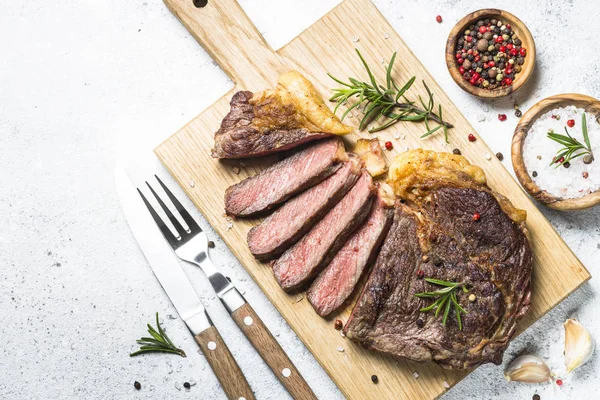 화이트에 구운된 쇠고기 스테이크 ribeye. — 스톡 사진