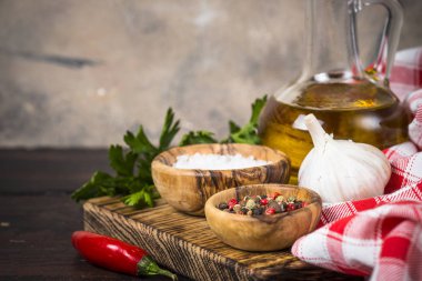  Ahşap arka planda yemek pişirmek için malzemeler.