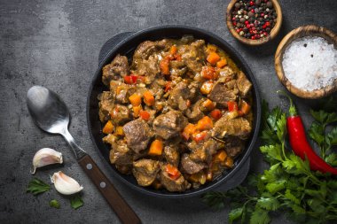Siyah Demir Tavada sebze ile sığır eti güveç.