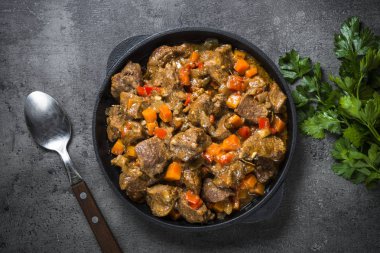 Siyah Demir Tavada sebze ile sığır eti güveç.