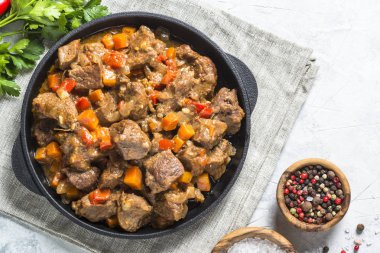 sığır eti güveç sebze ile.