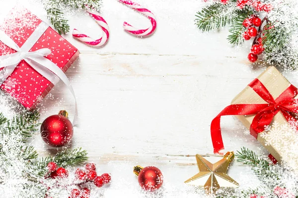 Fondo de Navidad con abeto, caja de regalo y decoraciones — Foto de Stock