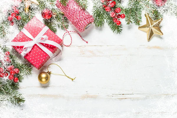 Weihnachten Hintergrund mit Tanne, Geschenkbox und Dekoration — Stockfoto