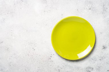 Yeşil plaka üzerinde taş masa lambası.