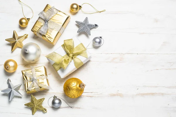 Altın ve gümüş Noel hediyesi kutu ve üzerinde beyaz dekorasyon. — Stok fotoğraf