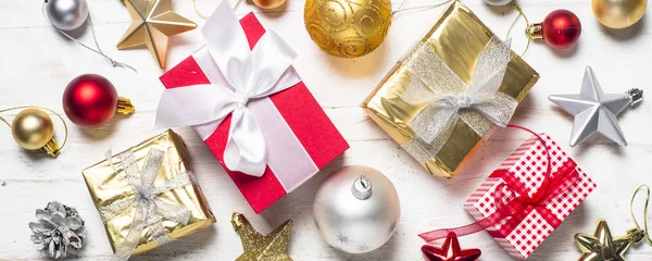 Scatola regalo in rosso, oro e argento e decorazioni su bianco . — Foto Stock