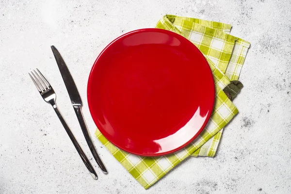 Rode bord, bestek en tafellaken op stenen Lichttafel. — Stockfoto