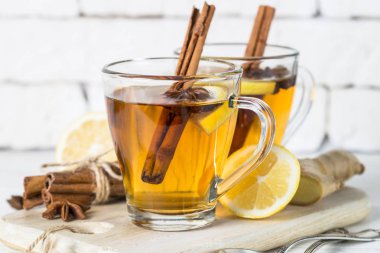 Sonbahar sıcak çay limon ve baharatlar