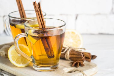 Sonbahar sıcak çay limon ve baharatlar